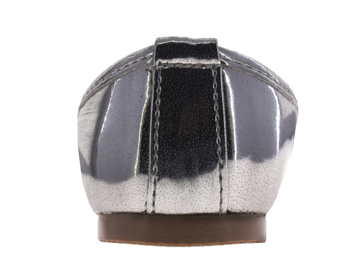 Par de zapatos planos color plata metálico con un pequeño moño decorativo al frente.