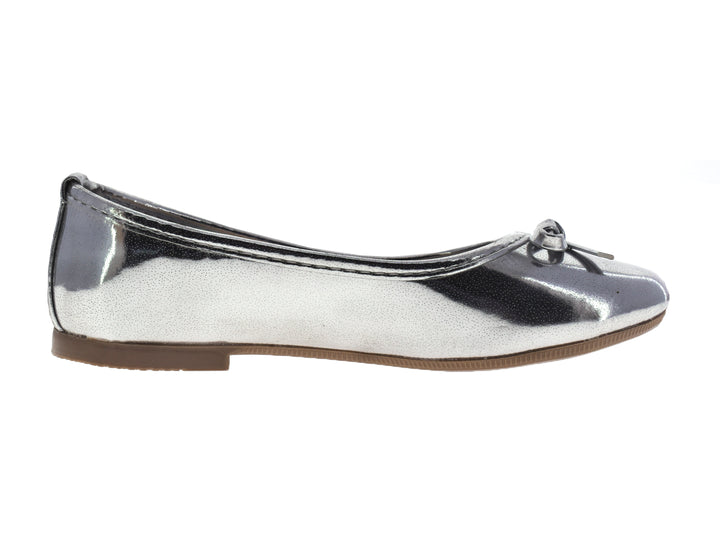 Par de zapatos planos color plata metálico con un pequeño moño decorativo al frente.