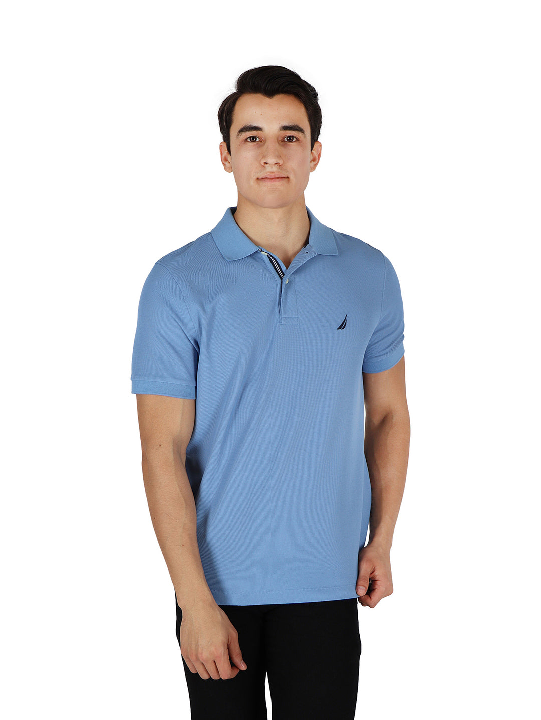 Hombre vistiendo playera polo Nautica de color azul riviera con manga corta y cuello.