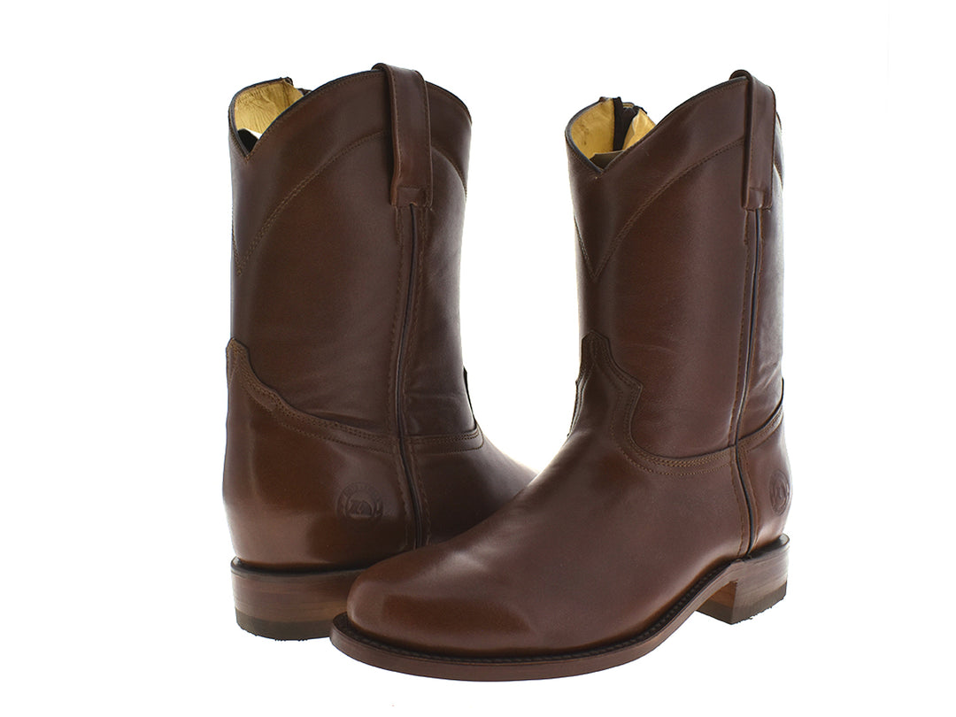 Par de botas de cuero color café estilo western para hombre.