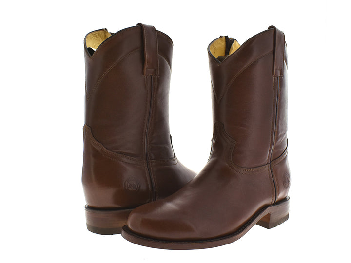 Par de botas de cuero color café estilo western para hombre.
