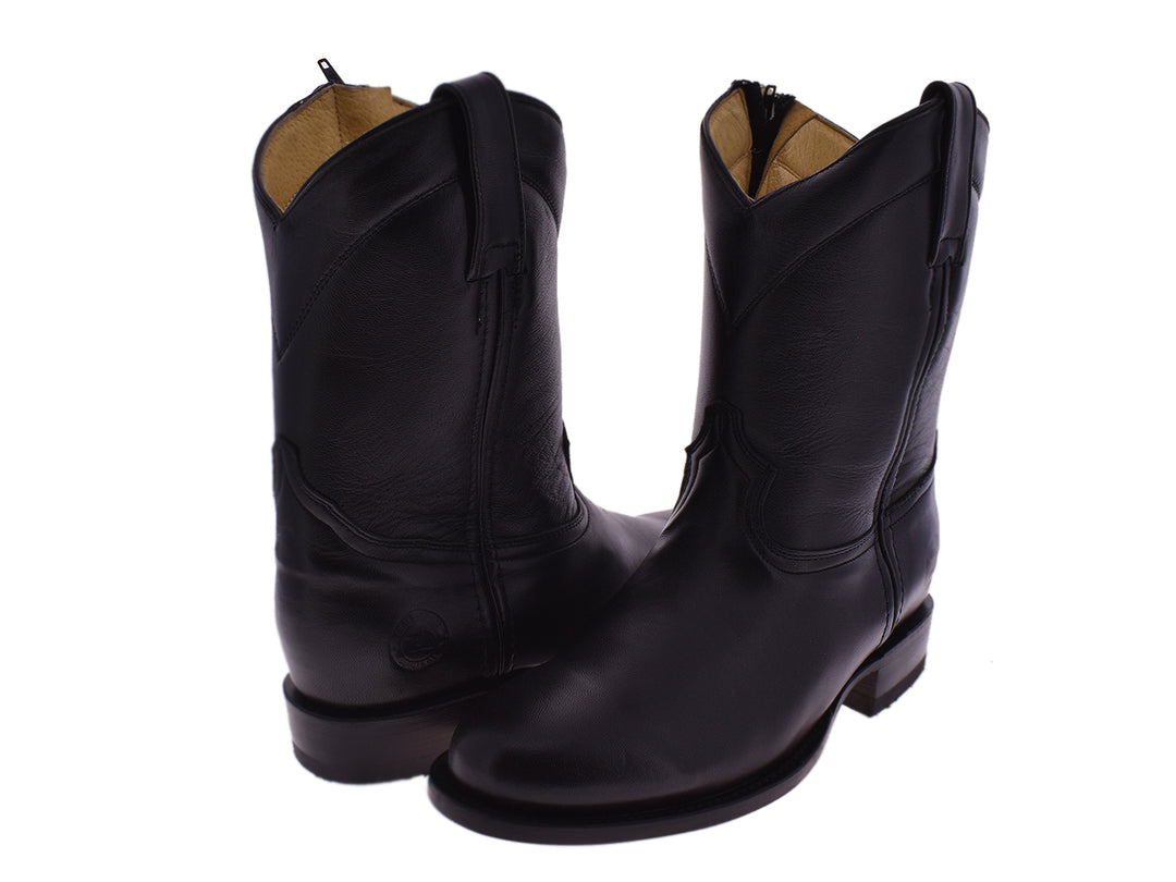 Par de botas de cuero color negro marca 7 Leguas para hombre.