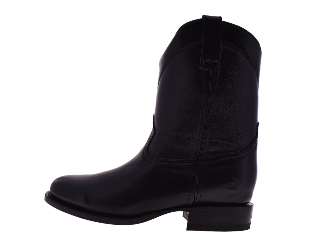 Par de botas de cuero color negro marca 7 Leguas para hombre.