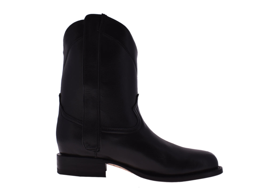 Par de botas de cuero color negro marca 7 Leguas para hombre.