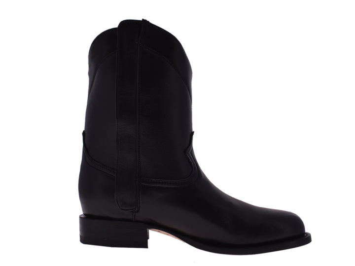Par de botas de cuero color negro marca 7 Leguas para hombre.