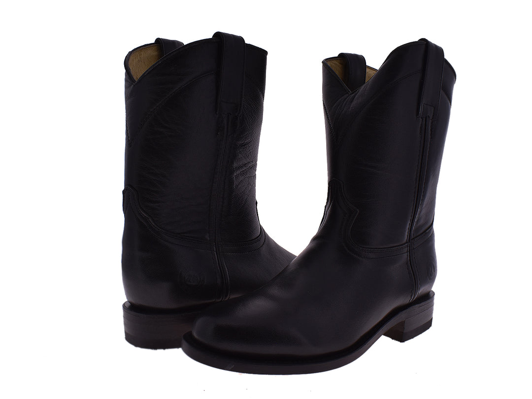 Par de botas vaqueras de cuero color negro con acabado liso y punta redondeada.