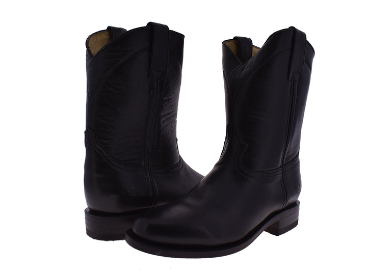 Par de botas vaqueras de cuero color negro con acabado liso y punta redondeada.