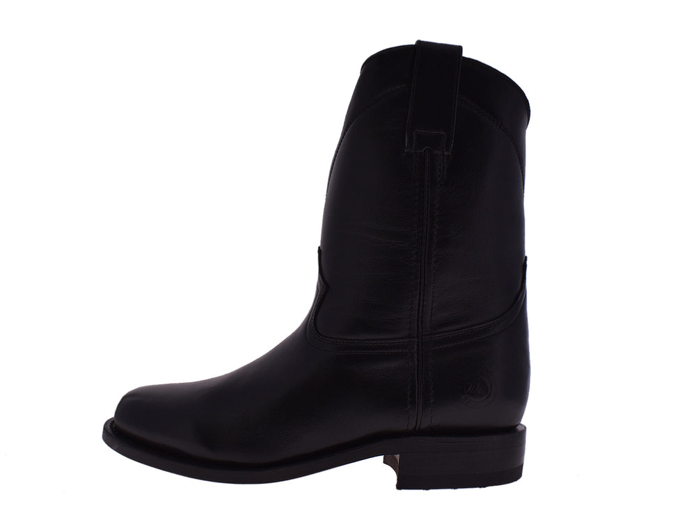 Par de botas vaqueras de cuero color negro con acabado liso y punta redondeada.