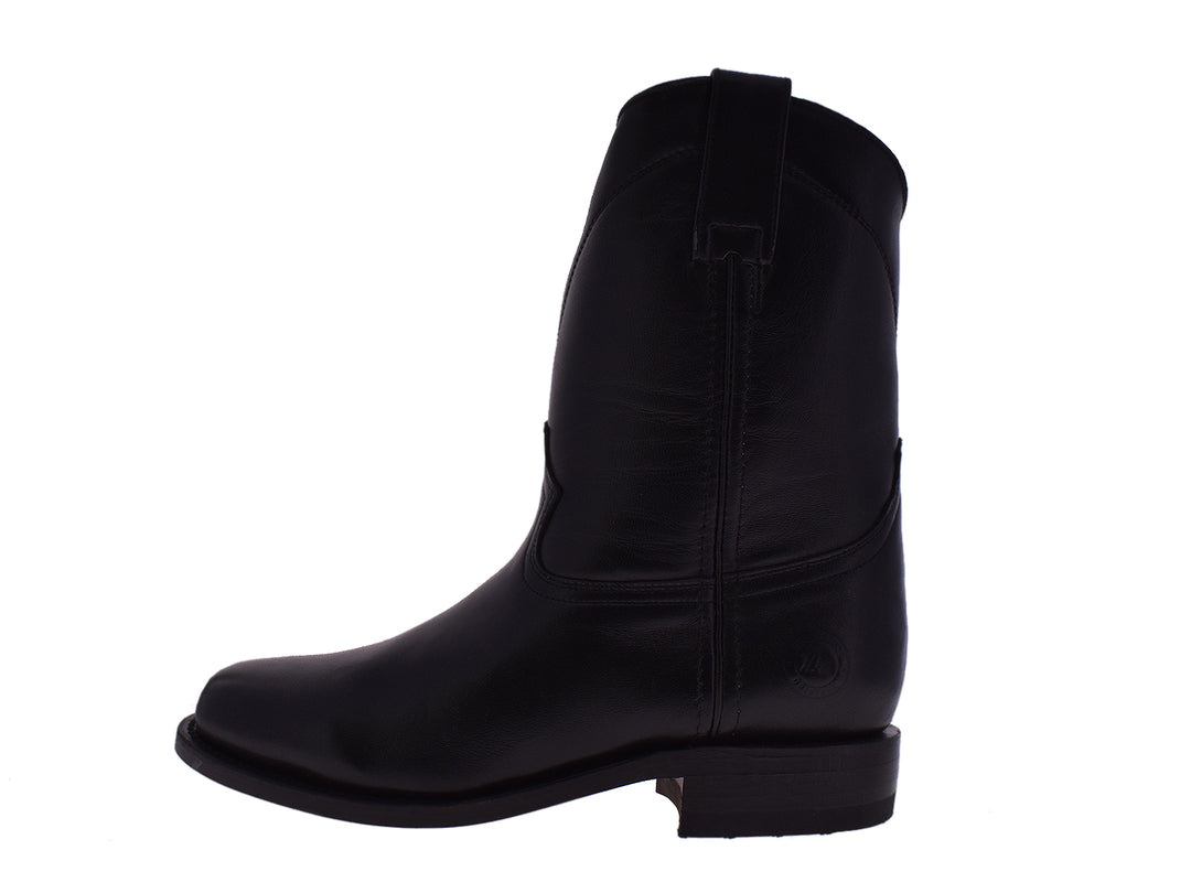 Par de botas vaqueras de cuero color negro con acabado liso y punta redondeada.