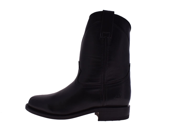 Par de botas vaqueras de cuero color negro con acabado liso y punta redondeada.