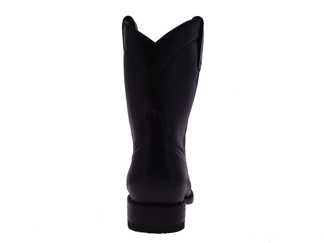 Par de botas vaqueras de cuero color negro con acabado liso y punta redondeada.
