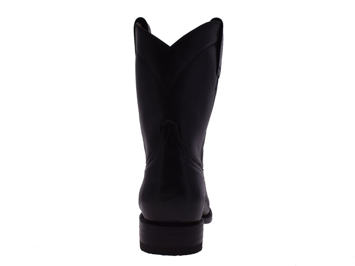 Par de botas vaqueras de cuero color negro con acabado liso y punta redondeada.