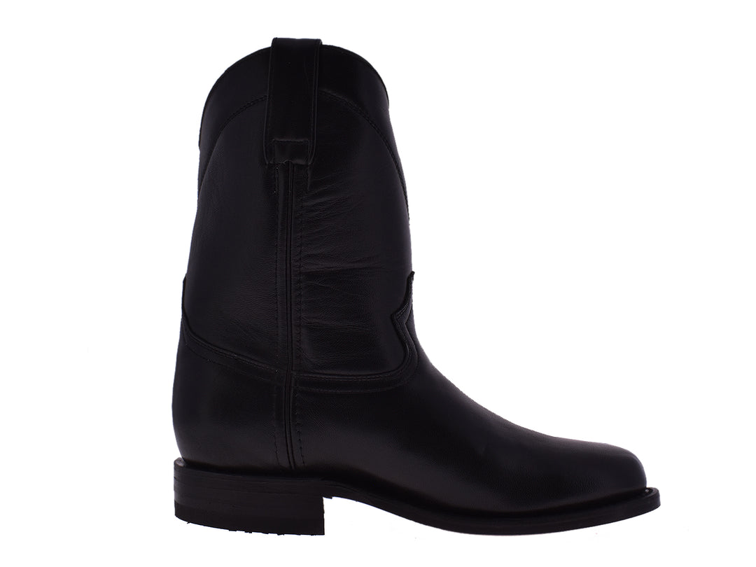 Par de botas vaqueras de cuero color negro con acabado liso y punta redondeada.