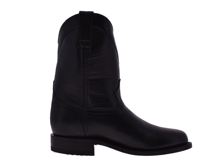 Par de botas vaqueras de cuero color negro con acabado liso y punta redondeada.