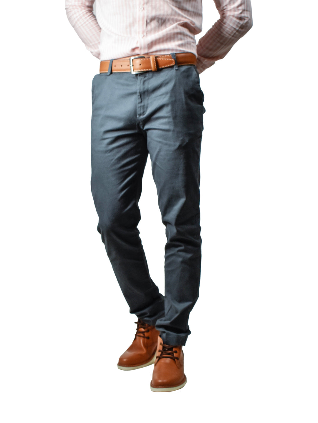 Hombre vistiendo pantalón color Oxford con cinturón y zapatos cafés.