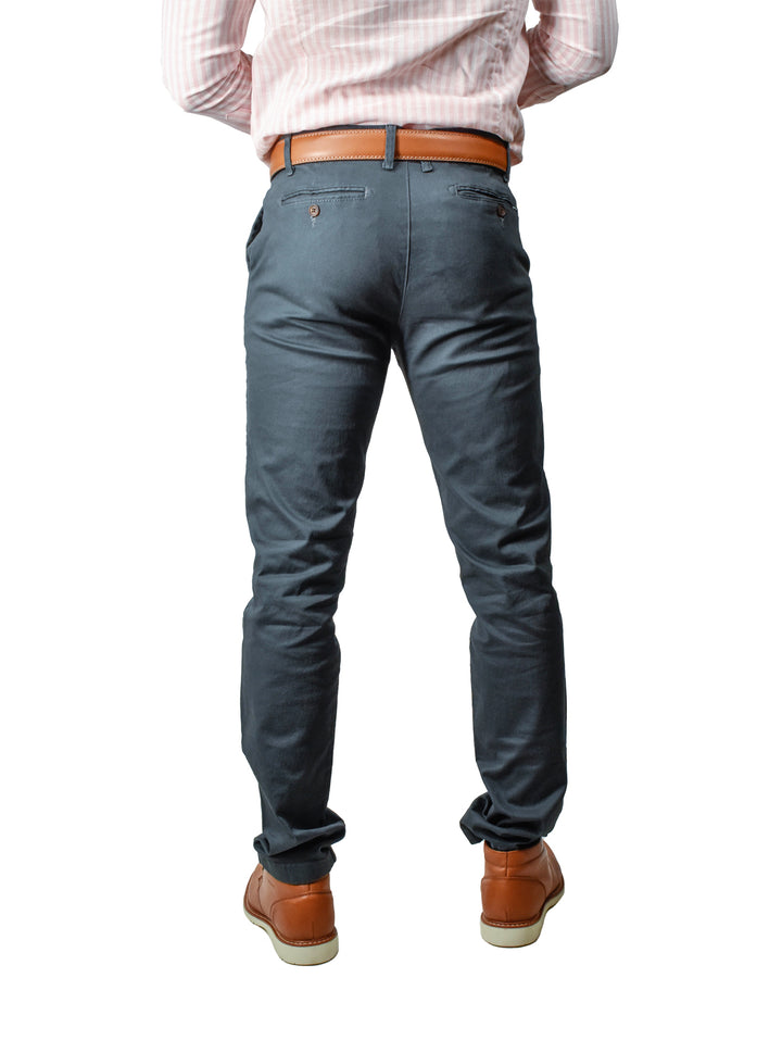 Hombre vistiendo pantalón color Oxford con cinturón y zapatos cafés.