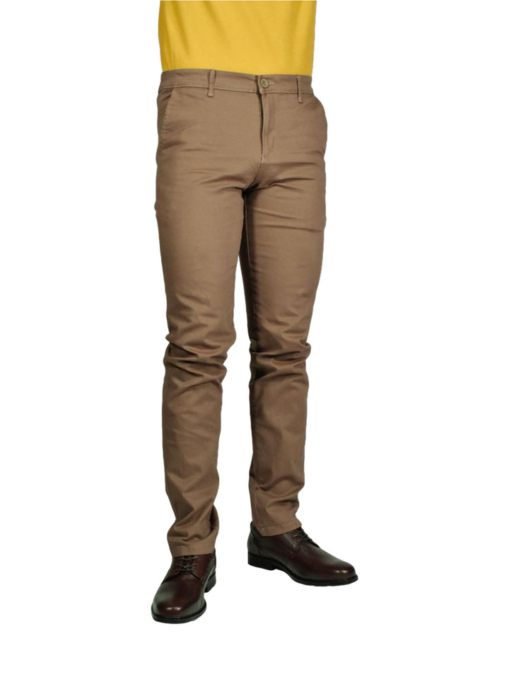Pantalón color khaki para hombre de estilo casual y corte recto.
