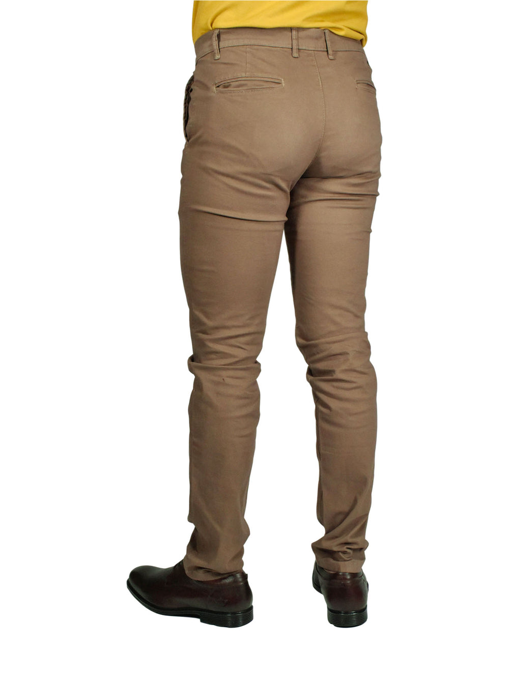 Pantalón color khaki para hombre de estilo casual y corte recto.