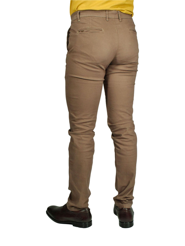 Pantalón color khaki para hombre de estilo casual y corte recto.