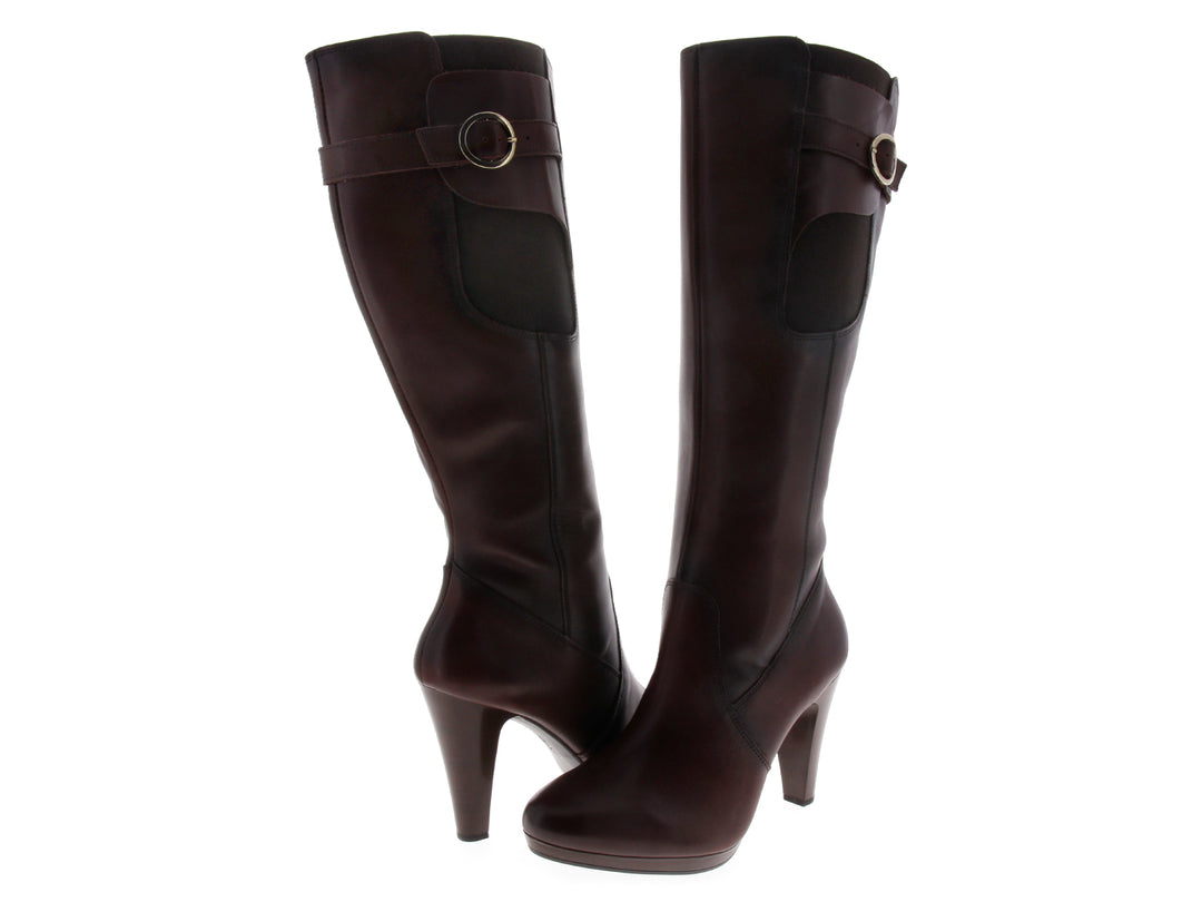 Par de botas altas Flexi color café con tacón y detalle de hebilla superior para mujer.