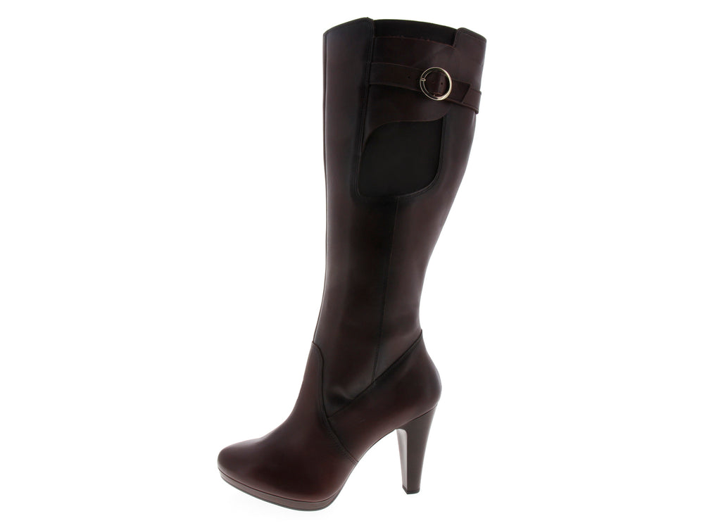 Par de botas altas Flexi color café con tacón y detalle de hebilla superior para mujer.