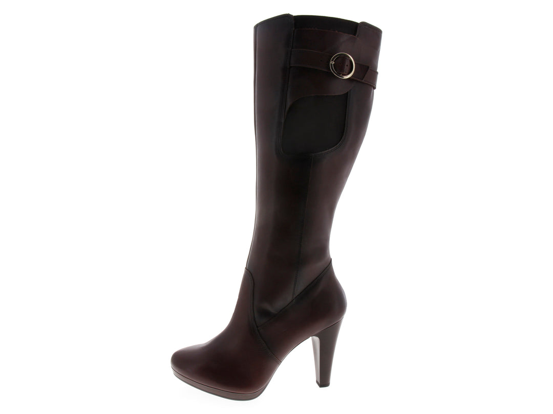 Par de botas altas Flexi color café con tacón y detalle de hebilla superior para mujer.