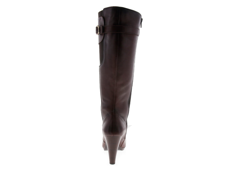 Par de botas altas Flexi color café con tacón y detalle de hebilla superior para mujer.