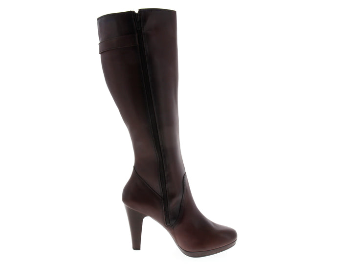 Par de botas altas Flexi color café con tacón y detalle de hebilla superior para mujer.