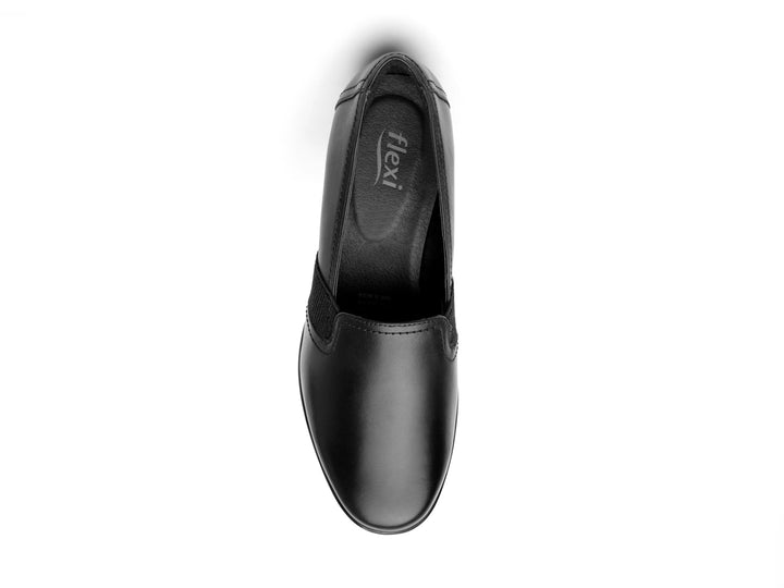 Zapato Flexi Yulissa para mujer en color negro, diseño cerrado y cómodo de cuero.