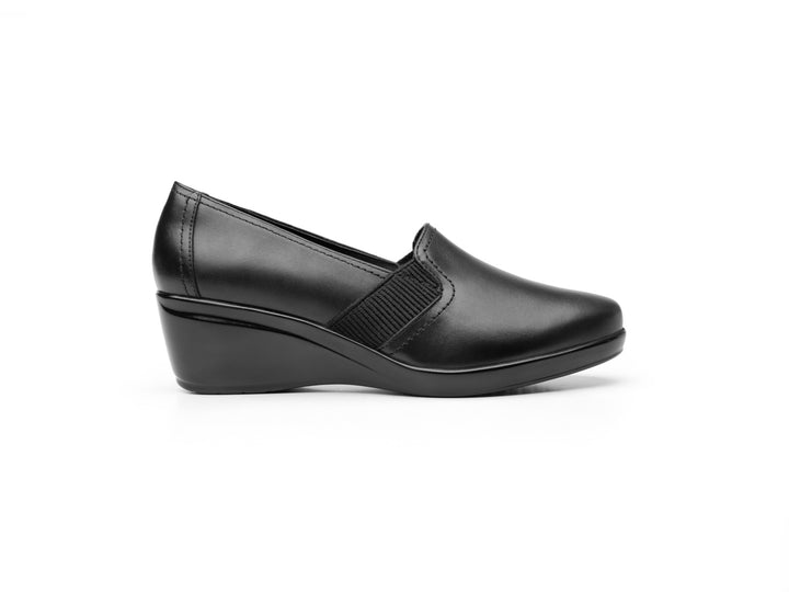 Zapato Flexi Yulissa para mujer en color negro, diseño cerrado y cómodo de cuero.