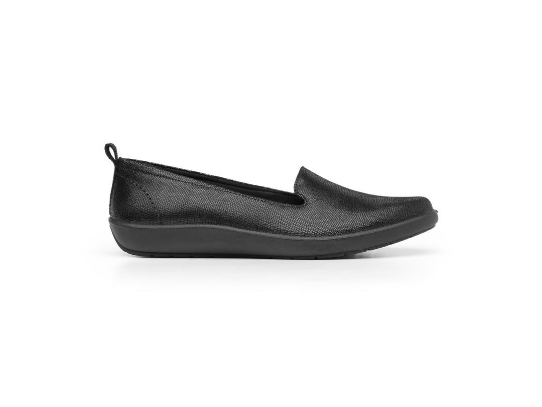Zapato plano Flexi Amelie para mujer en color negro con textura rugosa.