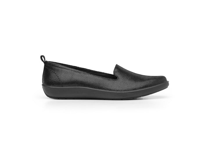 Zapato plano Flexi Amelie para mujer en color negro con textura rugosa.