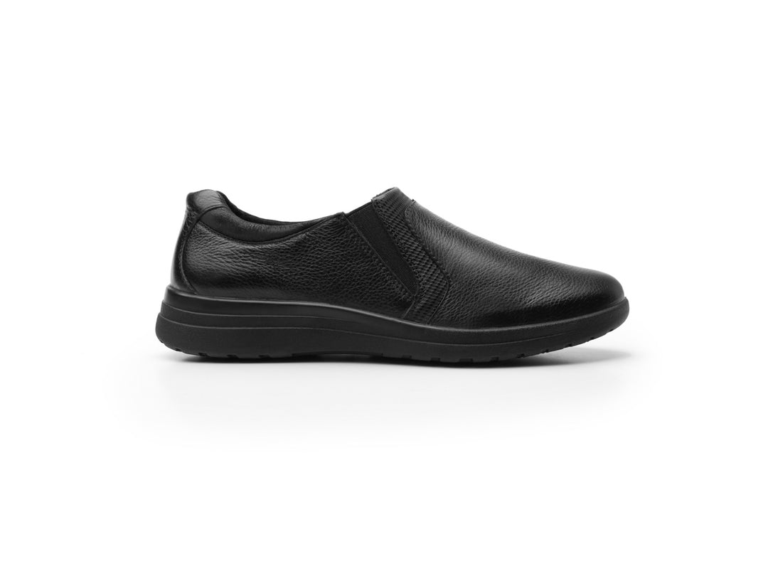 Zapato plano Flexi Traviata para mujer en color negro, diseño slip-on con acabado en cuero.
