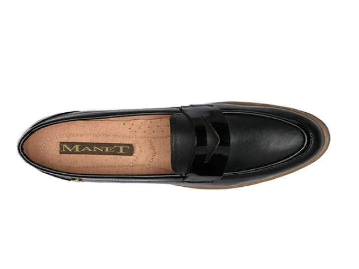 Zapato tipo mocasín de piel color negro con suela marrón.