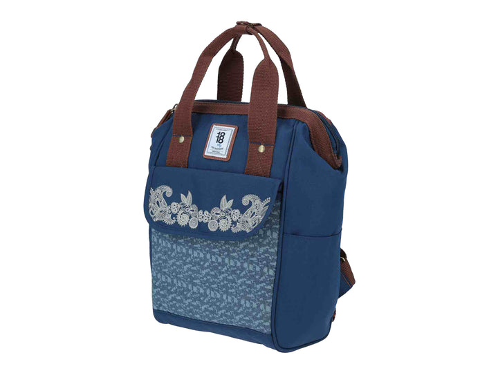 Mochila infantil azul con bordado floral blanco en el frente y asas color marrón.