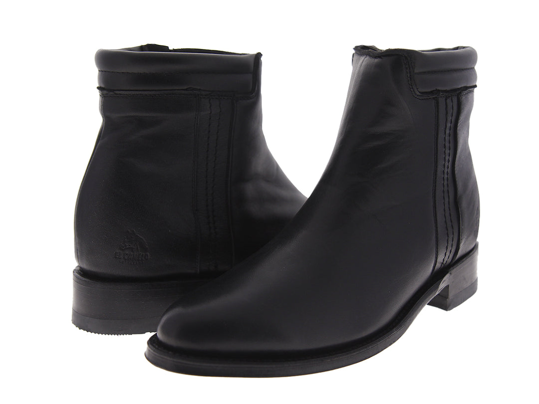 Par de botas de cuero negro para hombre con acabado liso y diseño clásico.