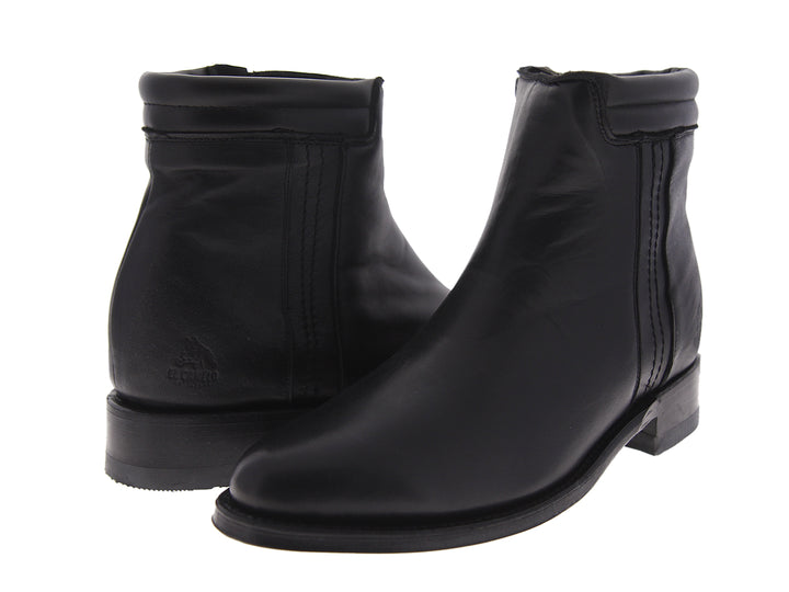 Par de botas de cuero negro para hombre con acabado liso y diseño clásico.