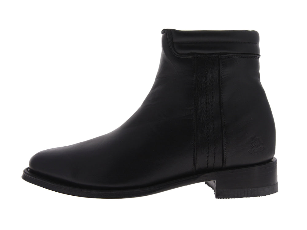 Par de botas de cuero negro para hombre con acabado liso y diseño clásico.