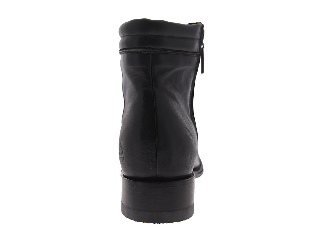 Par de botas de cuero negro para hombre con acabado liso y diseño clásico.