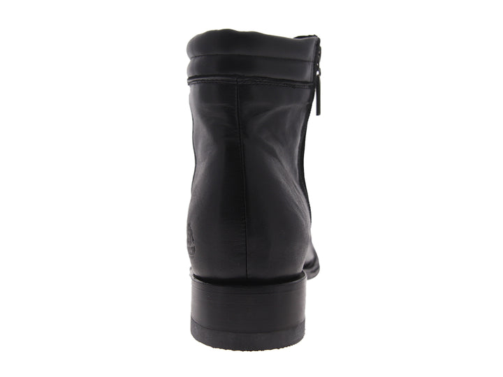 Par de botas de cuero negro para hombre con acabado liso y diseño clásico.