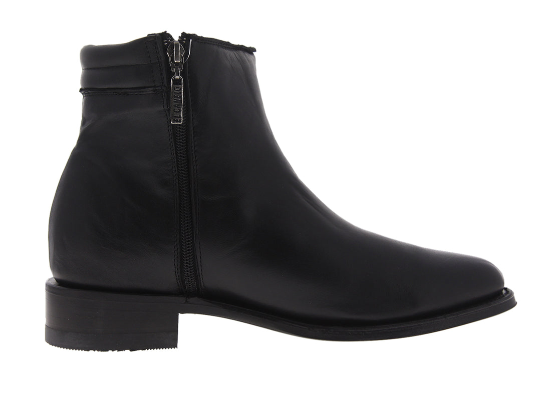 Par de botas de cuero negro para hombre con acabado liso y diseño clásico.