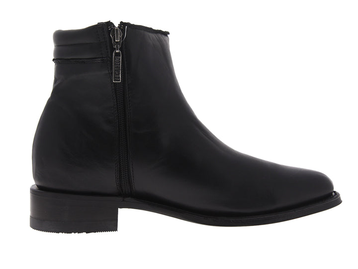 Par de botas de cuero negro para hombre con acabado liso y diseño clásico.