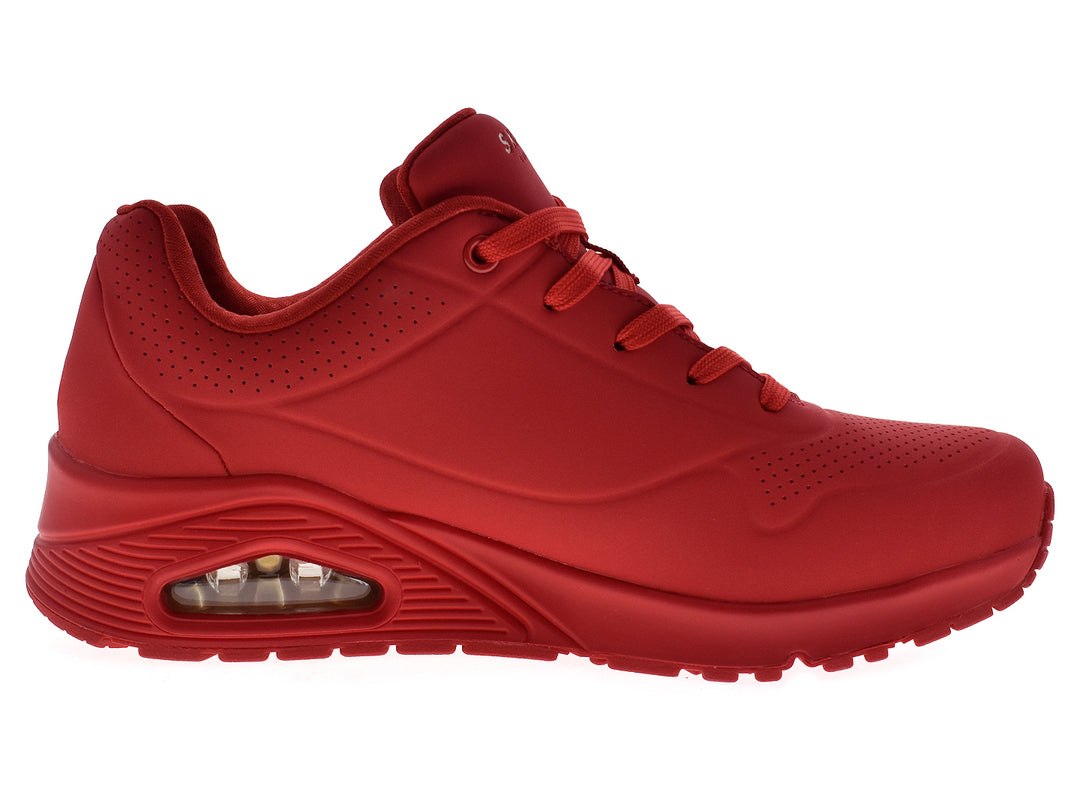Tenis deportivos Skechers color rojo para mujer con amortiguación visible en la suela.