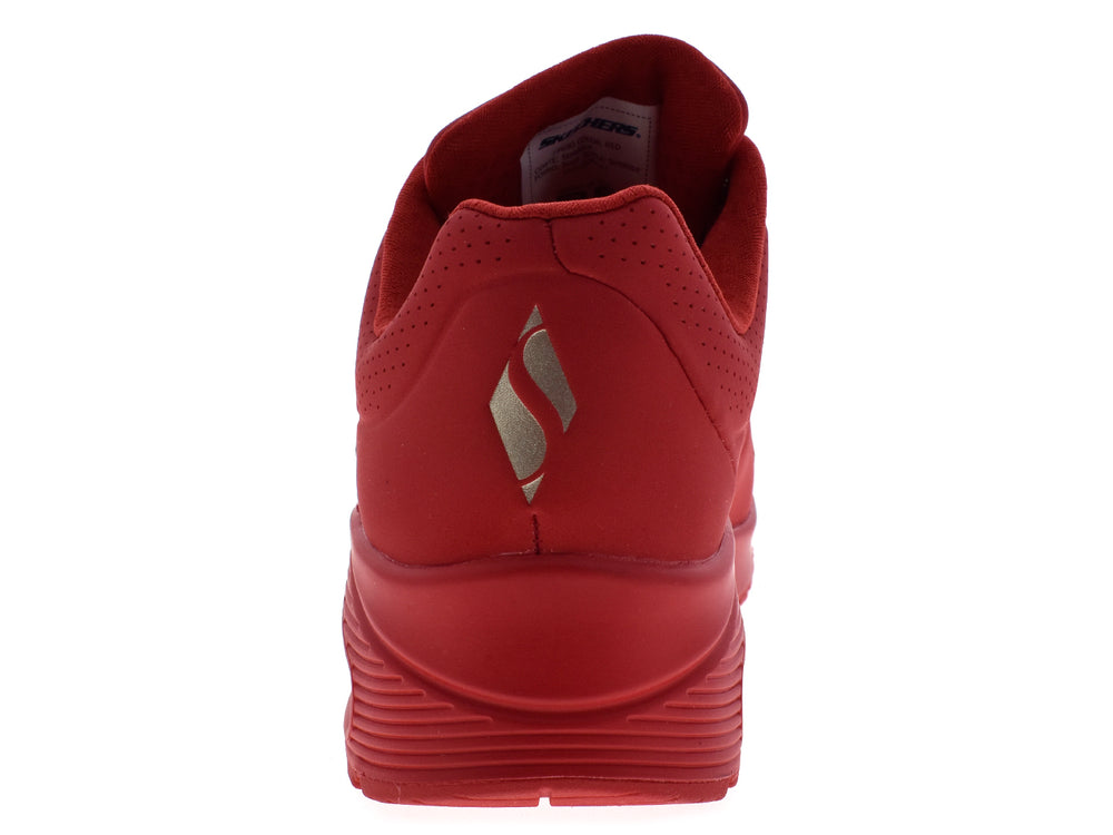 Tenis deportivos Skechers color rojo para mujer con amortiguación visible en la suela.