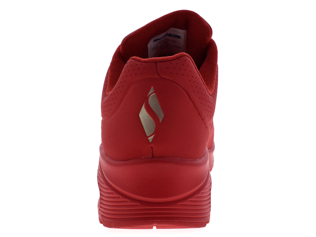 Tenis deportivos Skechers color rojo para mujer con amortiguación visible en la suela.