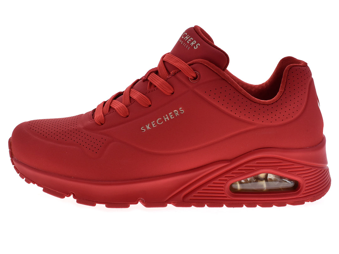 Tenis deportivos Skechers color rojo para mujer con amortiguación visible en la suela.