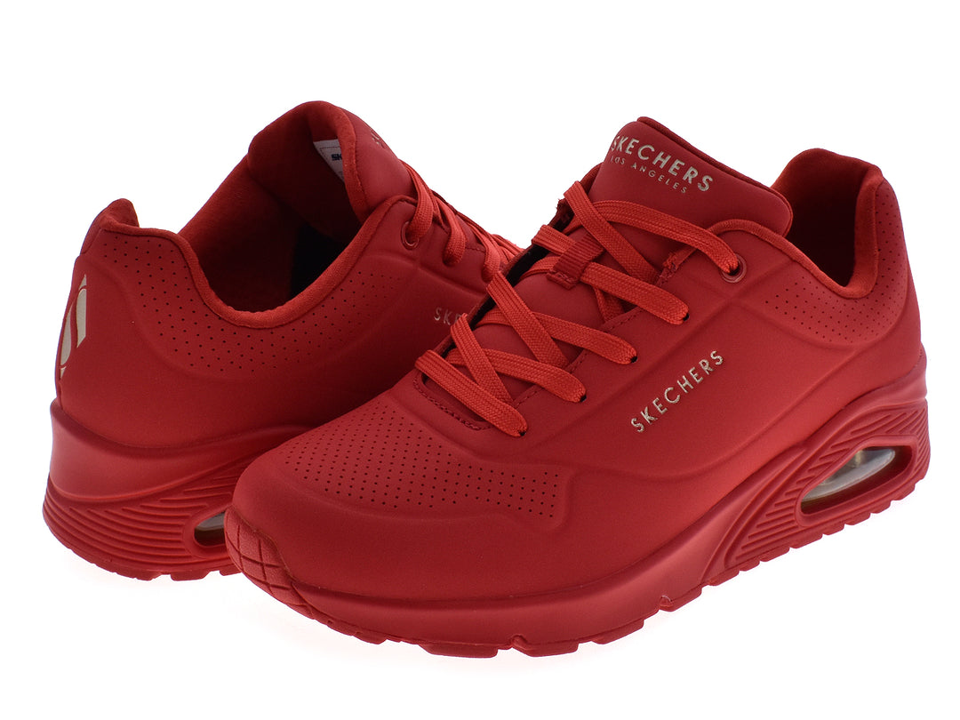 Tenis deportivos Skechers color rojo para mujer con amortiguación visible en la suela.