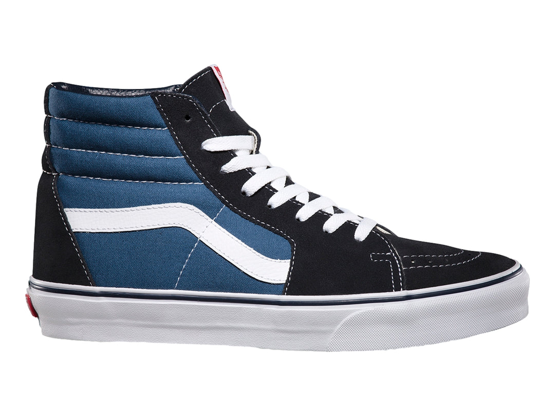 Tenis VANS Sk8-Hi en colores azul marino y negro con la clásica franja lateral blanca y suela blanca.