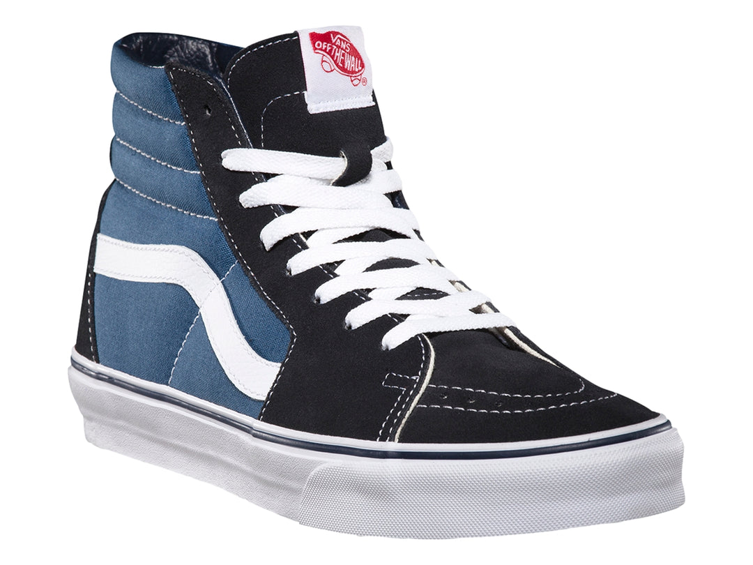 Tenis VANS Sk8-Hi en colores azul marino y negro con la clásica franja lateral blanca y suela blanca.