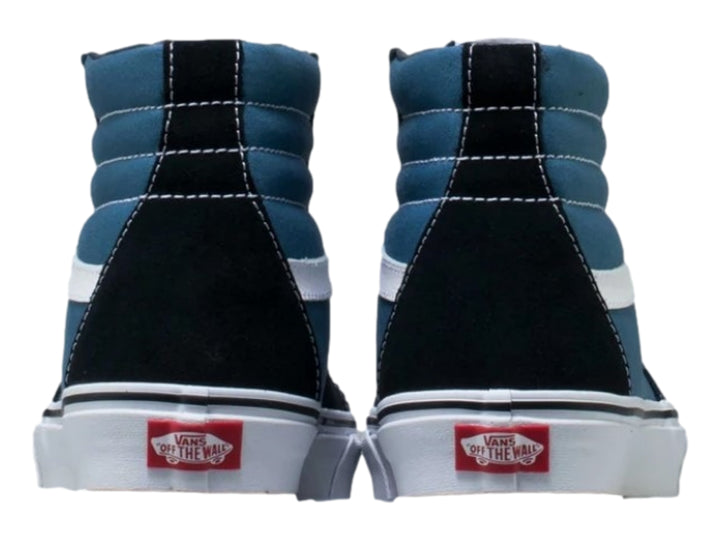 Tenis VANS Sk8-Hi en colores azul marino y negro con la clásica franja lateral blanca y suela blanca.